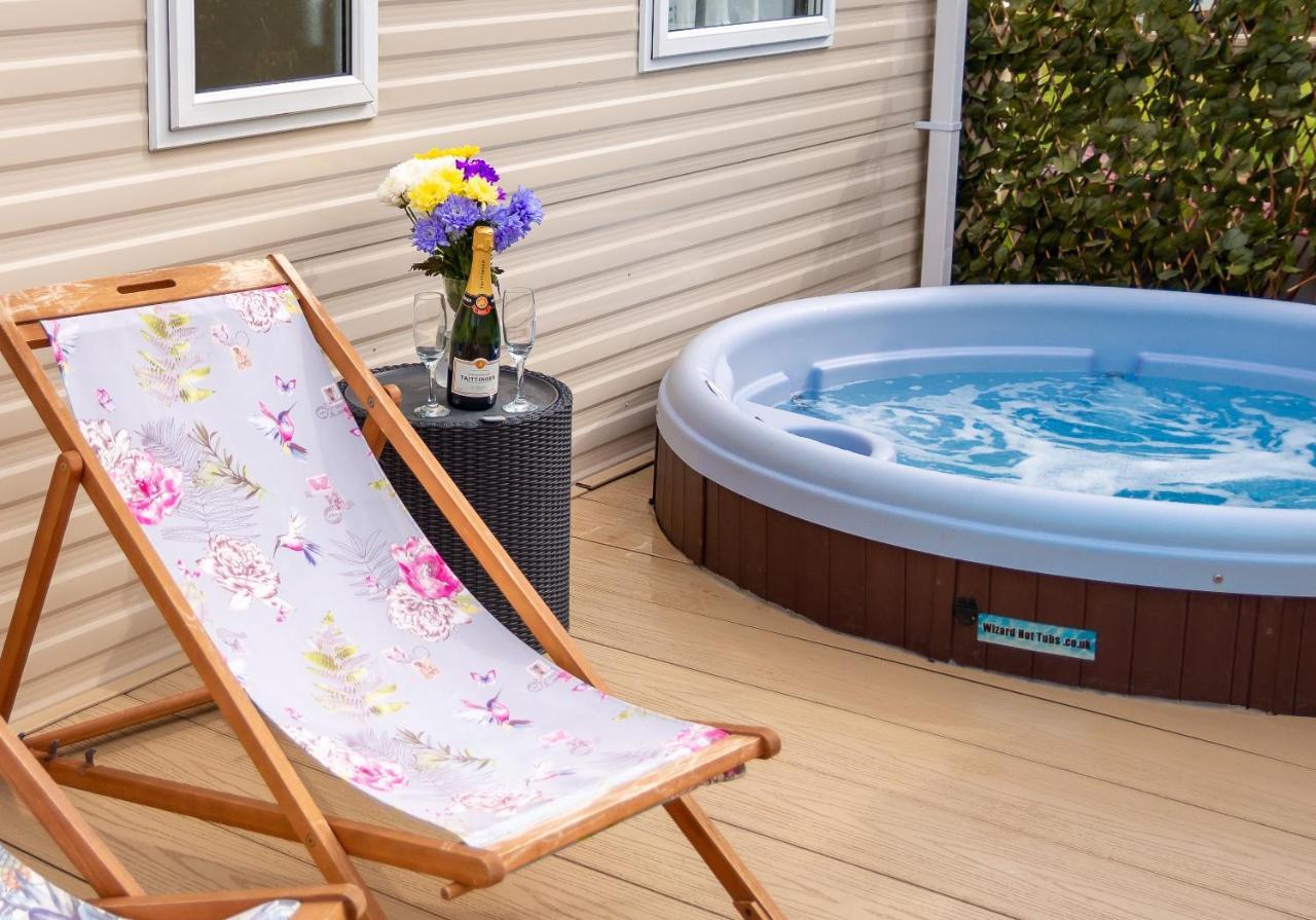Luxury Lancaster Lodge - The Best Hot Tub Getaway! Tattershall Bagian luar foto