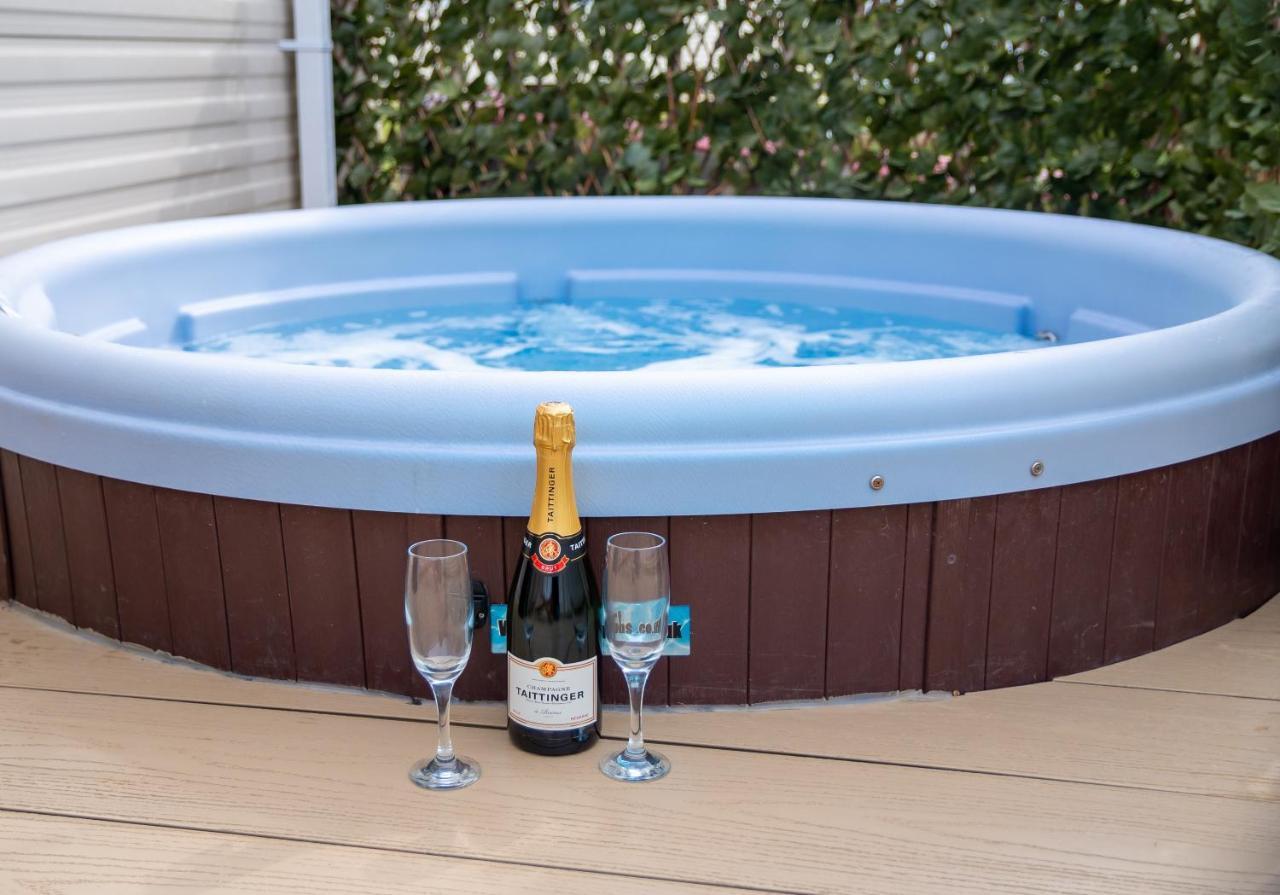 Luxury Lancaster Lodge - The Best Hot Tub Getaway! Tattershall Bagian luar foto