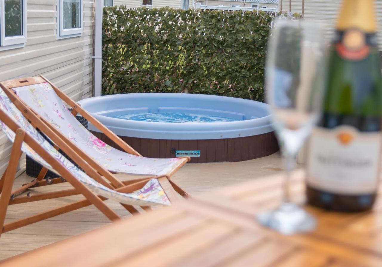 Luxury Lancaster Lodge - The Best Hot Tub Getaway! Tattershall Bagian luar foto