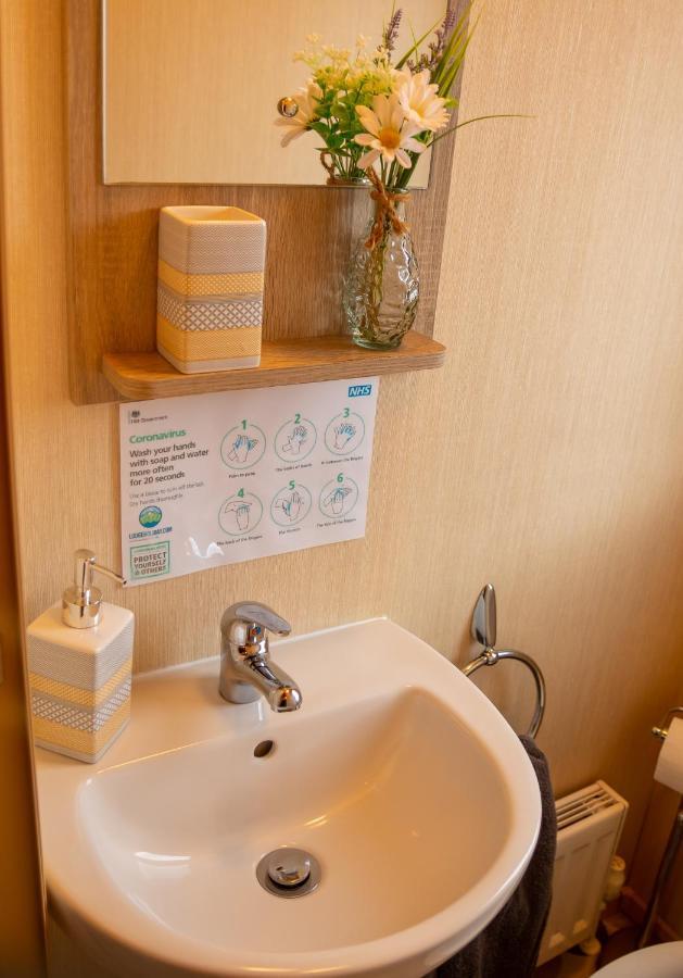 Luxury Lancaster Lodge - The Best Hot Tub Getaway! Tattershall Bagian luar foto