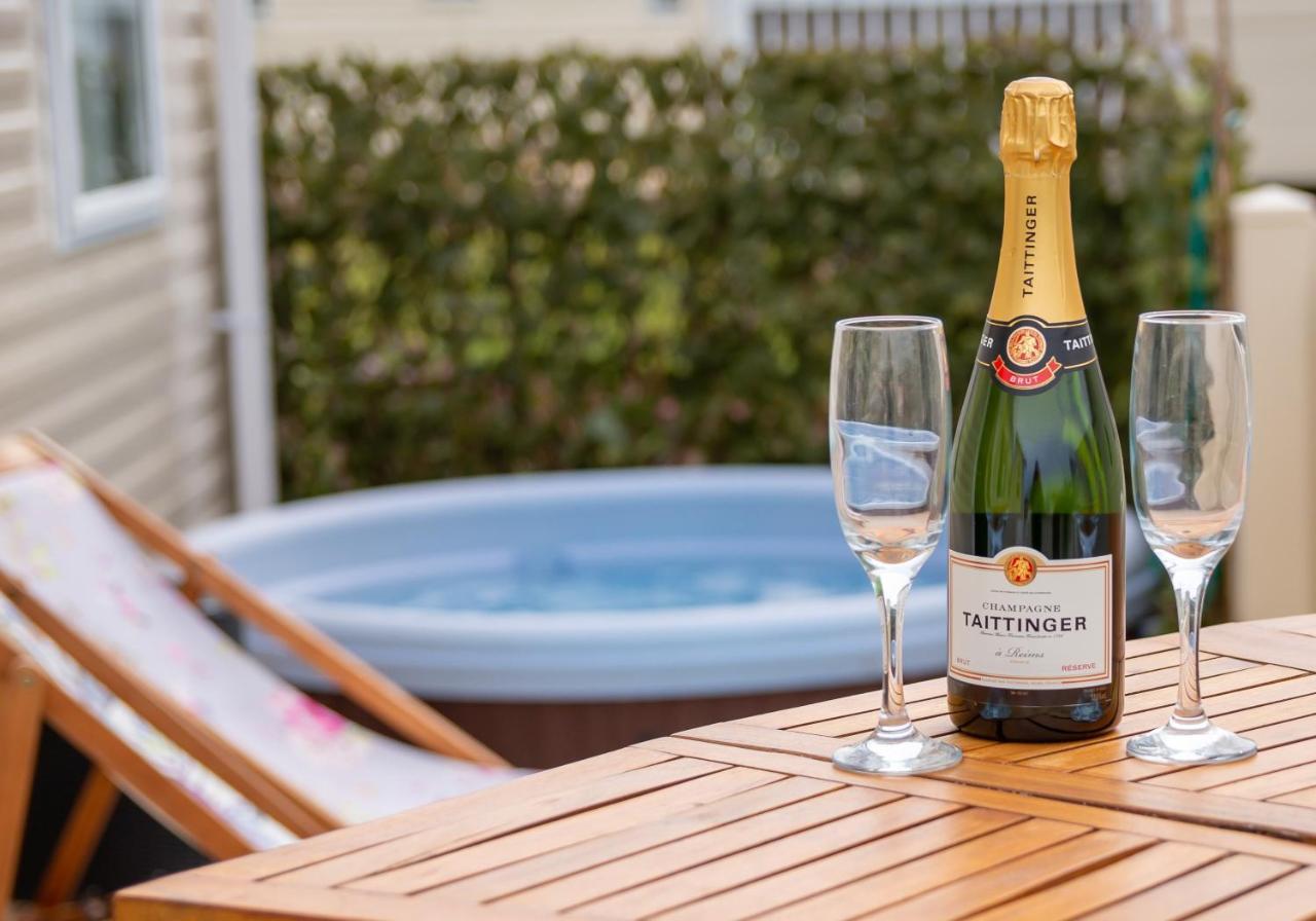 Luxury Lancaster Lodge - The Best Hot Tub Getaway! Tattershall Bagian luar foto
