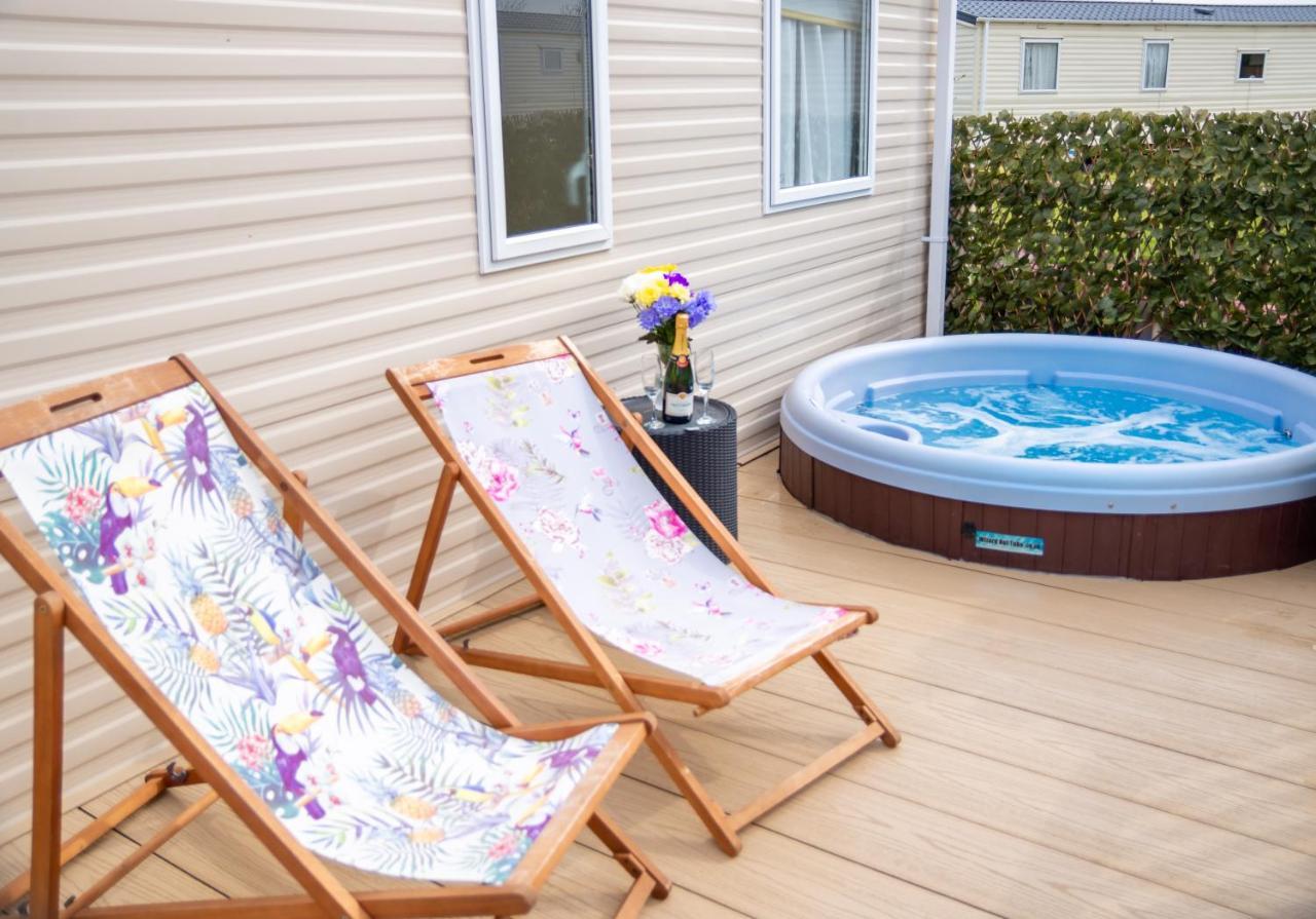 Luxury Lancaster Lodge - The Best Hot Tub Getaway! Tattershall Bagian luar foto