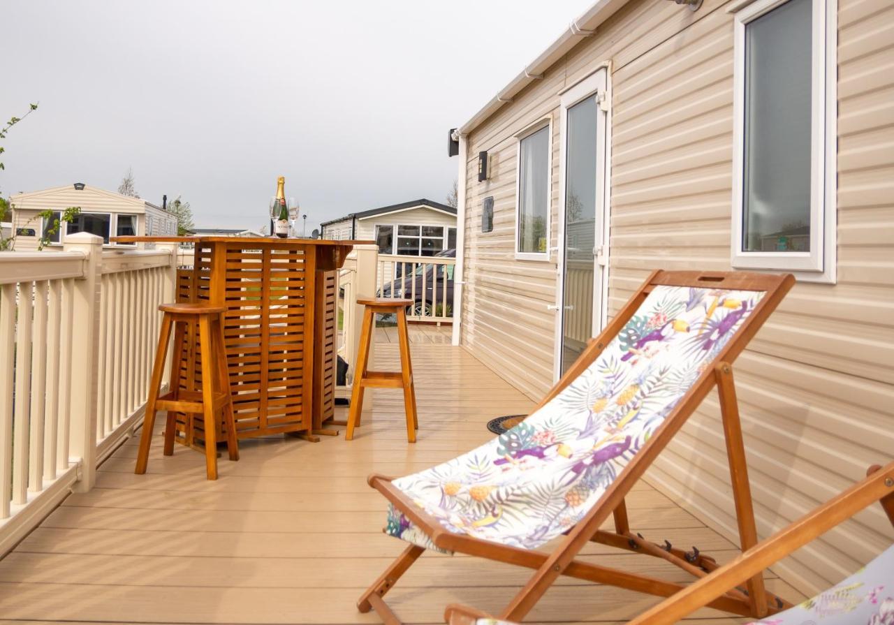 Luxury Lancaster Lodge - The Best Hot Tub Getaway! Tattershall Bagian luar foto